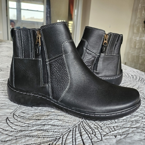 EUC Clarks Collection Cora Grace Leather Ankle Boot Zip Up Black 9.5 - Picture 2 of 12